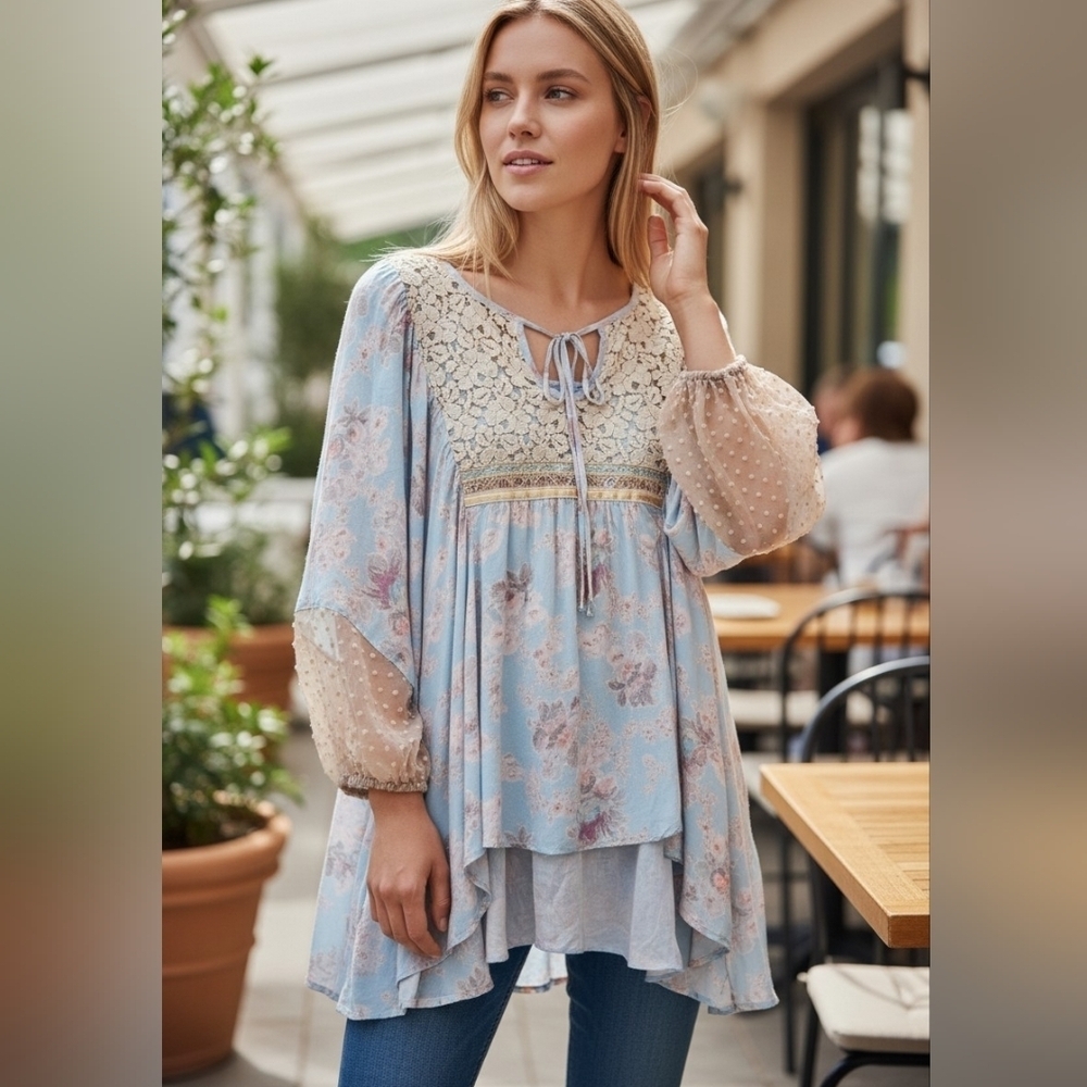 Women's Unbranded Blue Floral Tunic Top with Lace S can fit medium